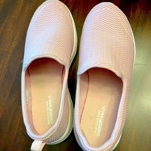 Skechers GOGA Max Pink Slip on Shoe Size 9